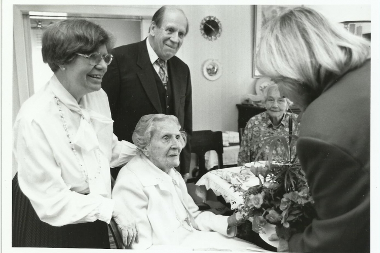 Irmgard am 100. Geburtstag ihrer Mutter, zusammen mit dem  Bruder und der damaligen Oberbürgermeisterin von Heidelberg.