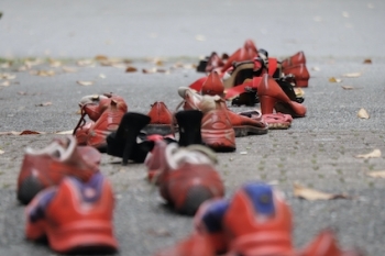 Mit roten Schuhen gedenken wir der Opfer von Femiziden und Gewalt. Alle Bilder: Simon Schwab, KFG - vielen Dank! 