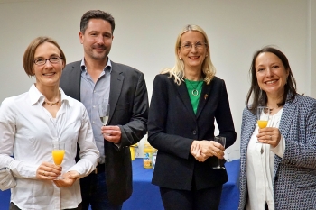 Beate Haas mit Partner, Petra Köllner-Kleinemeier und Dr. Mareike Martini vom ZC Heidelberg, die bei der Auswahl der Stipendiatin unterstützte. Bild: PH Heidelberg